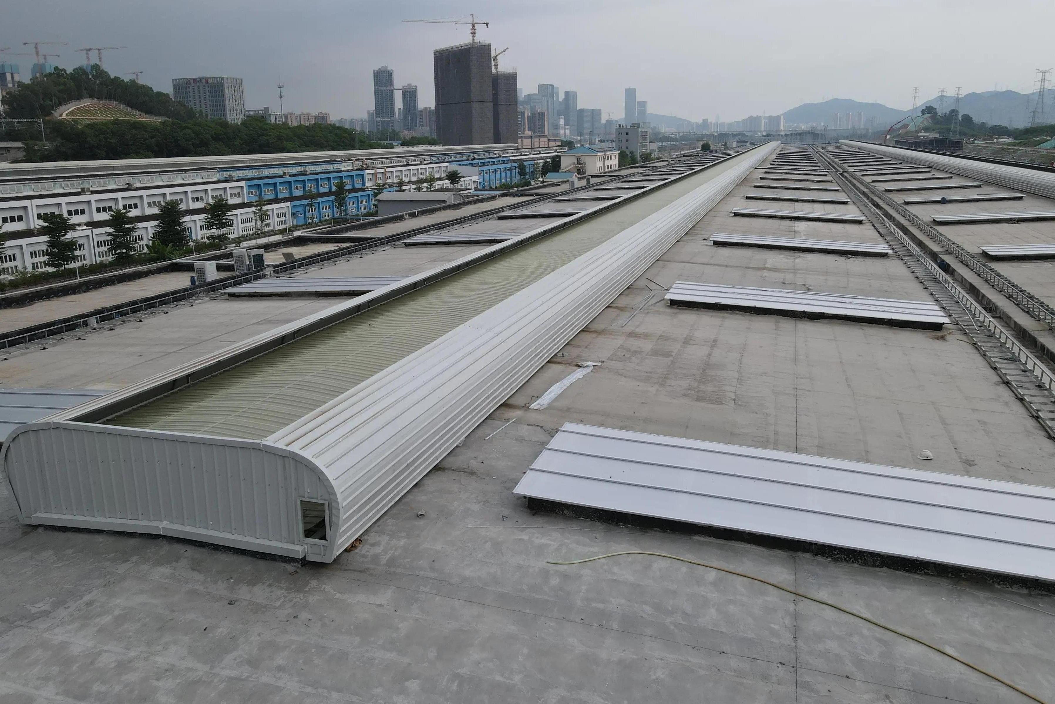弧线型通风气楼施工现场